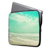 Der türkisfarbene Strand mit seinem Hintergrund, V Laptopschutzhülle (Vorderseite Links)