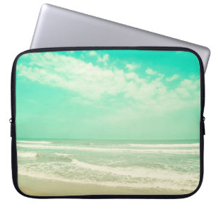 Der türkisfarbene Strand mit seinem Hintergrund, V Laptopschutzhülle