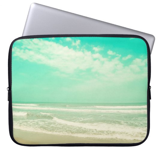 Der türkisfarbene Strand mit seinem Hintergrund, V Laptopschutzhülle (Vorderseite)