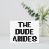 Der Typ hält sich Postkarte (Stehend Vorderseite)