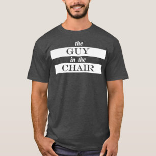 der Typ im Stuhl T-Shirt