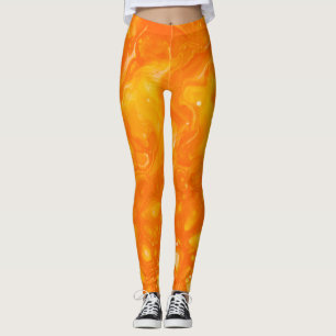 der Typ trägt Honig Leggings
