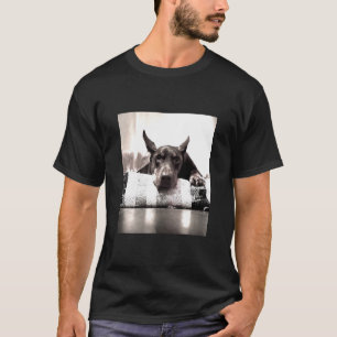 Der übrig gebliebene Doberman in Schwarzweiß T-Shirt