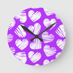 Der Valentinstag eines modernen Lila Doodled Herze Runde Wanduhr
