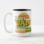 Der VANtastic Retro 70er Van Graphic von Life Zweifarbige Tasse (Links)