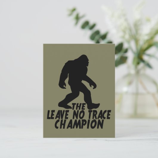 Der Verlass No Trace Champion Funny Bigfoot Postkarte (Stehend Vorderseite)