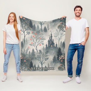 Der verzauberte Misty Forest mit dunklem Schloss - Fleecedecke