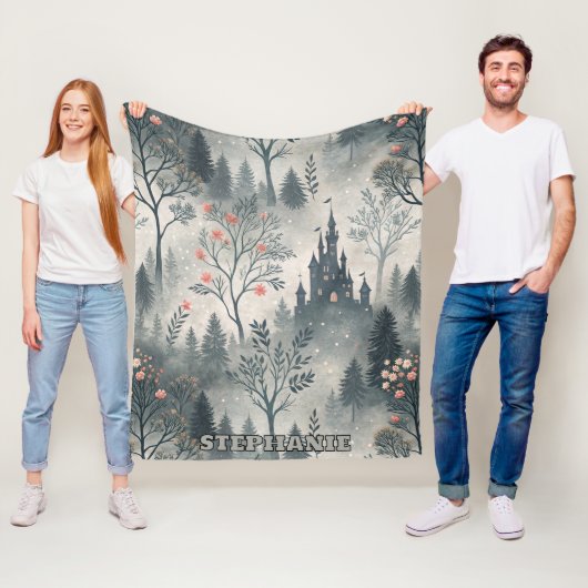 Der verzauberte Misty Forest mit dunklem Schloss - Fleecedecke (Beispiel)