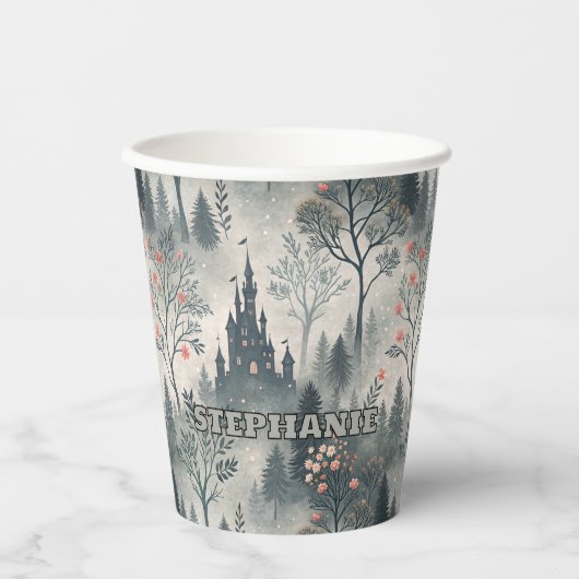 Der verzauberte Misty Forest mit dunklem Schloss - Pappbecher (Vorderseite)