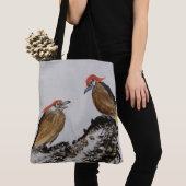 Der Vogel auf einer Feder Tasche (Von Nahem)