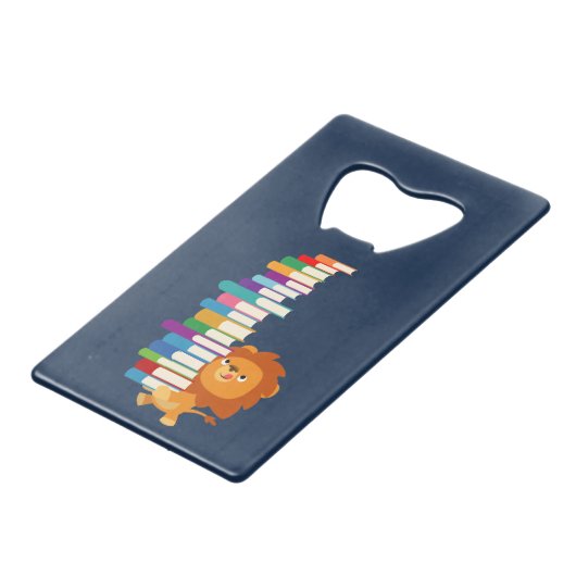 Der Voracious Reader (Niedlicher Cartoon Lion) Kreditkartenflaschenöffner (Vorderseite Schrägansicht)