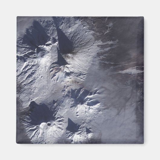 Der Vulkan Bezymianny zeigt ein bescheidenes Volum Magnet (Vorne)