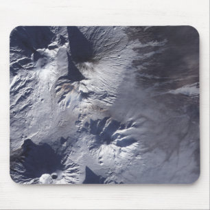 Der Vulkan Bezymianny zeigt ein bescheidenes Volum Mousepad