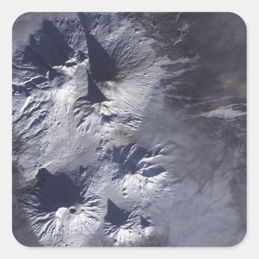 Der Vulkan Bezymianny zeigt ein bescheidenes Volum Quadratischer Aufkleber (Vorderseite)