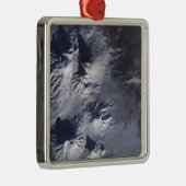 Der Vulkan Bezymianny zeigt ein bescheidenes Volum Silbernes Ornament (Rechts)