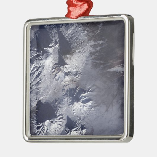 Der Vulkan Bezymianny zeigt ein bescheidenes Volum Silbernes Ornament (Links)