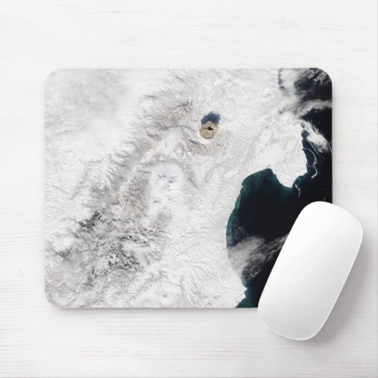 Der Vulkan Shiveluch in Kamtschatka Krai, Russland Mousepad (Mit Mouse)