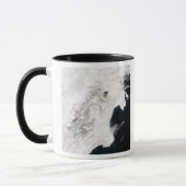 Der Vulkan Shiveluch in Kamtschatka Krai, Russland Tasse (Links)