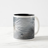 Der Vulkan Shiveluch in Russland Zweifarbige Tasse (VorderseiteRechts)