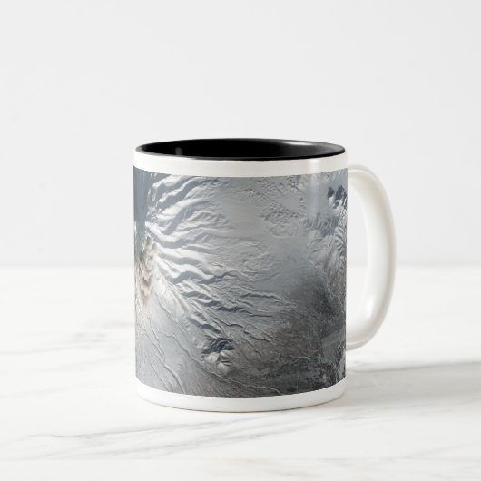 Der Vulkan Shiveluch in Russland Zweifarbige Tasse (VorderseiteRechts)
