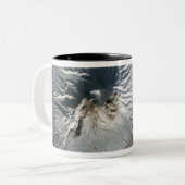 Der Vulkan Shiveluch in Russland Zweifarbige Tasse (Vorderseite Links)