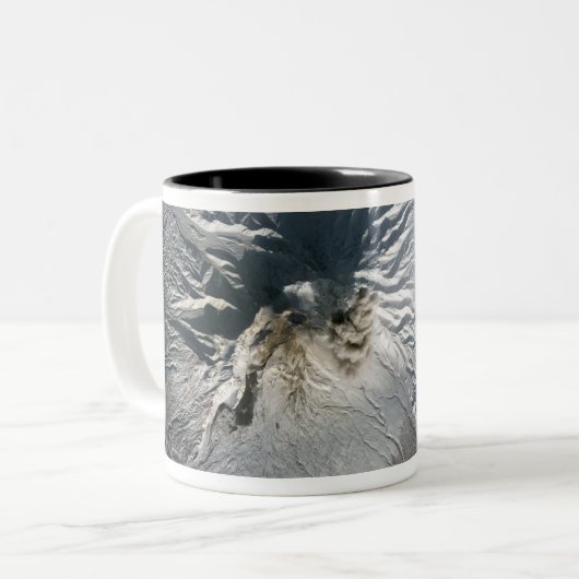 Der Vulkan Shiveluch in Russland Zweifarbige Tasse (Vorderseite Links)