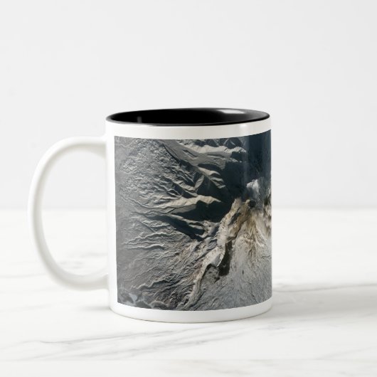 Der Vulkan Shiveluch in Russland Zweifarbige Tasse (Links)