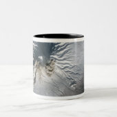 Der Vulkan Shiveluch in Russland Zweifarbige Tasse (Mittel)