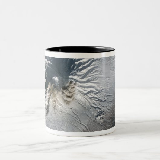 Der Vulkan Shiveluch in Russland Zweifarbige Tasse (Mittel)