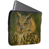 Der Wachmann - das eurasische Adleruschel im Waldl Laptopschutzhülle (Vorne Rechts)