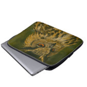 Der Wachmann - das eurasische Adleruschel im Waldl Laptopschutzhülle (Vorne Knopf)