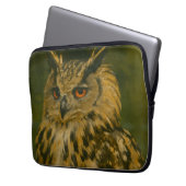 Der Wachmann - das eurasische Adleruschel im Waldl Laptopschutzhülle (Vorderseite Links)