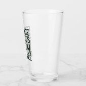 Der Wandel beginnt mit defektem Pint-Glas Glas (Links)