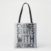 Der Wandel beginnt mit der Defiance Tote Tasche (Vorderseite)