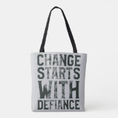 Der Wandel beginnt mit der Defiance Tote Tasche (Rückseite)