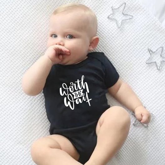 Der wartelustige Baby-Bodyskoffer mit 1 Stück Baby Strampler