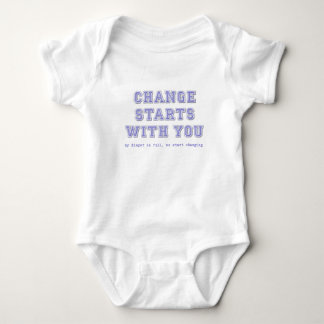 Der Wechsel beginnt mit dem lustigen Baby Diaper R Strampler