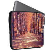 Der Weg im Herbstwald Laptopschutzhülle (Vorne Rechts)