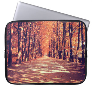 Der Weg im Herbstwald Laptopschutzhülle