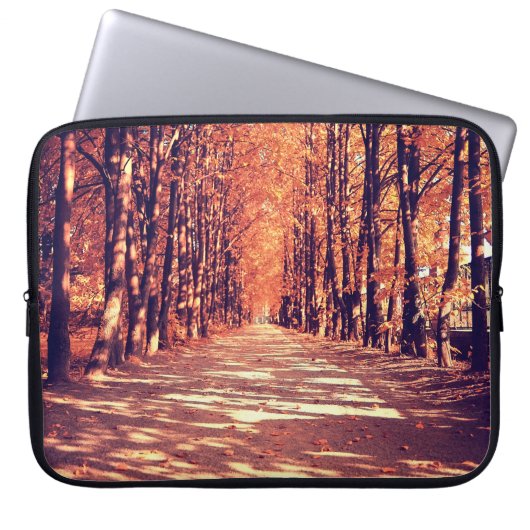 Der Weg im Herbstwald Laptopschutzhülle (Vorderseite)