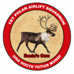 Der Weihnachtsmann - 1. Polar Airlift-Squadron Fotoskulptur Magnet<br><div class="desc">Der Einheitsteil des mythischen 1. Polar Airlift-Squadron, dem die acht Rentiere des Weihnachtsmanns zugeordnet sind: Dasher, Dancer, Prancer, Vixen, Comet, Cupid, Donner und Blitzen. Ein Rentier (Karibu) erscheint in einem roten Ring. Auf dem Ring erscheint das weiße Textlesen "1ST POLAR AIRLIFT SQUADRON" und das Staffelmotto "UNA NOCTA TOTIUS MUNDI" (lateinisch:...</div>