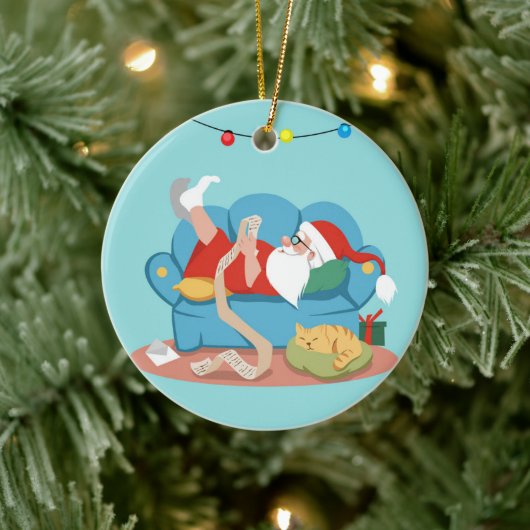 Der Weihnachtsmann auf dem Sofa im Schlafanzug Keramik Ornament (Baum)