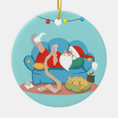 Der Weihnachtsmann auf dem Sofa im Schlafanzug Keramik Ornament (Vorne)