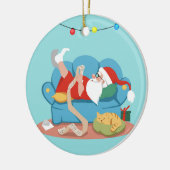 Der Weihnachtsmann auf dem Sofa im Schlafanzug Keramik Ornament (Links)