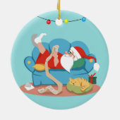 Der Weihnachtsmann auf dem Sofa im Schlafanzug Keramik Ornament (Hinten)
