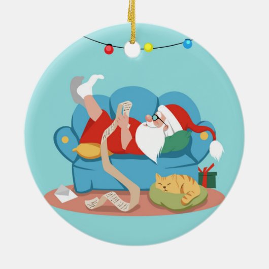 Der Weihnachtsmann auf dem Sofa im Schlafanzug Keramik Ornament (Hinten)