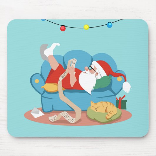 Der Weihnachtsmann auf dem Sofa im Schlafanzug Mousepad (Vorne)