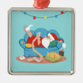 Der Weihnachtsmann auf dem Sofa im Schlafanzug Ornament Aus Metall (Vorne)