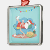 Der Weihnachtsmann auf dem Sofa im Schlafanzug Ornament Aus Metall (Links)