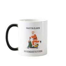 Der Weihnachtsmann auf einer Scooter-Tasse